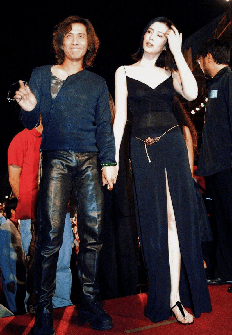 王祖贤早期合影穿透视裙又纯又欲,如今成胖大妈,齐秦十足老爷爷_显得