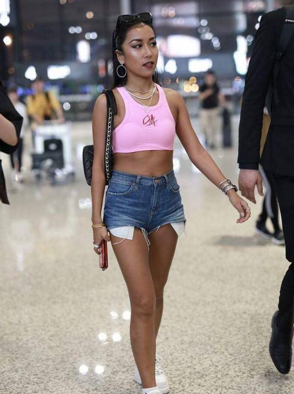 吉克隽逸虽然肤色黑但很自信,穿骑行裤秀长腿,真不愧是辣妹子_短裤