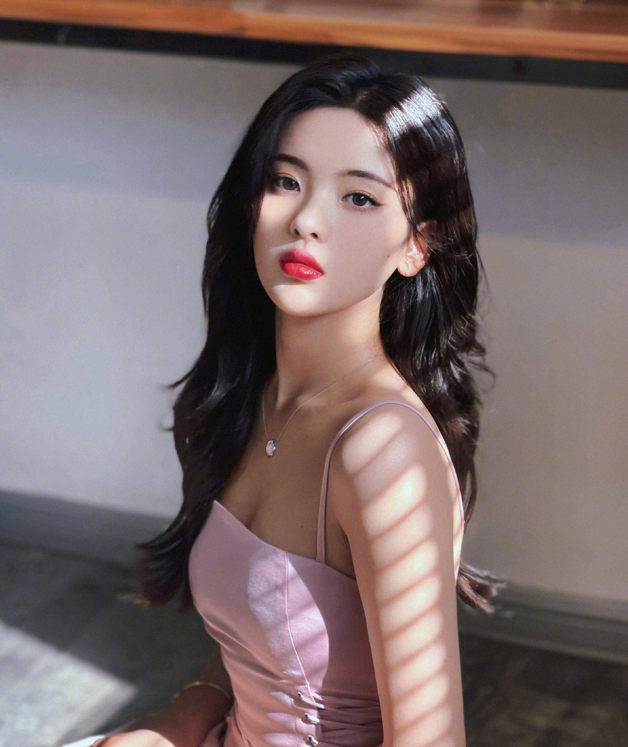 杨超越回应网友说她恶心想吐,结果被部分网友吐槽别拿女权挡箭牌_女性