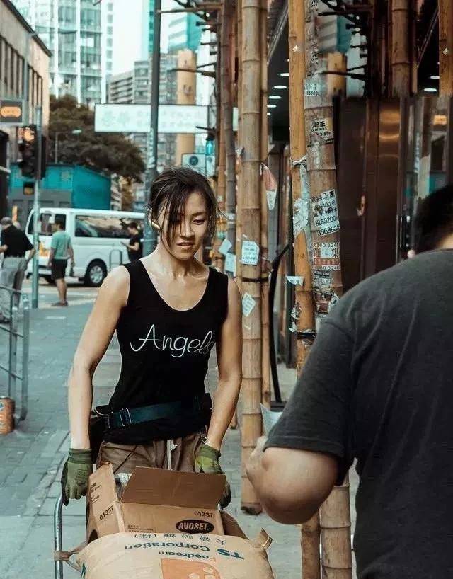 香港最美搬运工朱芊佩:被央视报道一夜爆红,在节目上牵走了富豪_货物
