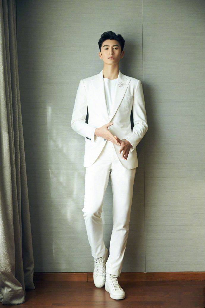 张云龙花式秀身材,这快要溢出屏幕的少年感,这是西装的死忠粉啊_黑色