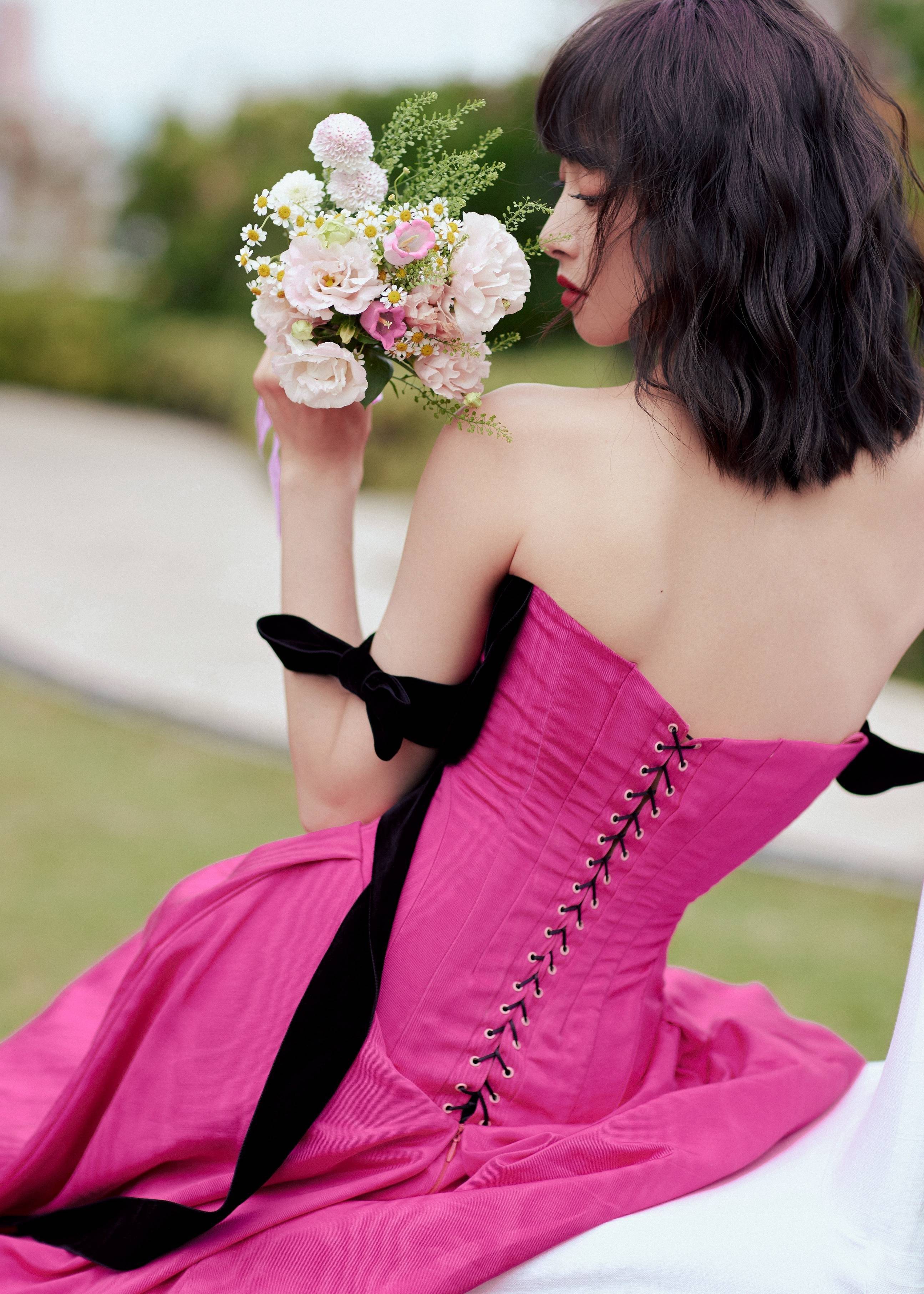 宋茜红色抹胸连衣裙时尚写真_身材_的设计_曲线