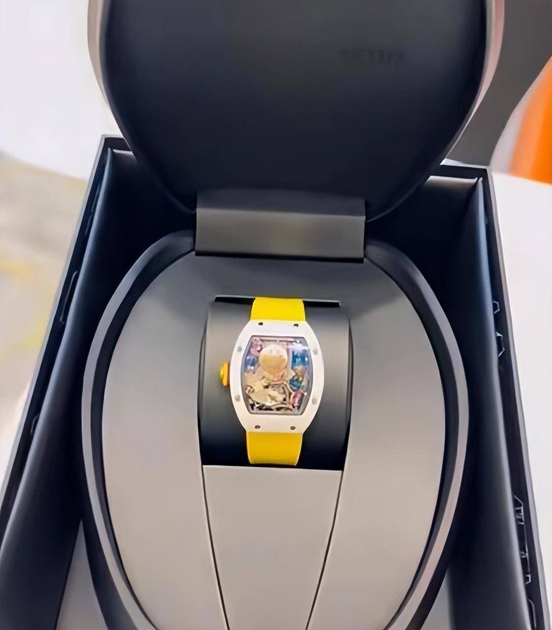 王思聪和900万手表的主人去夜店,站在他身后当小护送,我改签名回答了