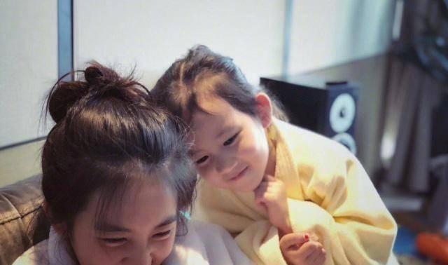 黄磊孙莉晒多妹近照,5岁妹妹八颗牙标准笑容惊人,比多多更星范_生日