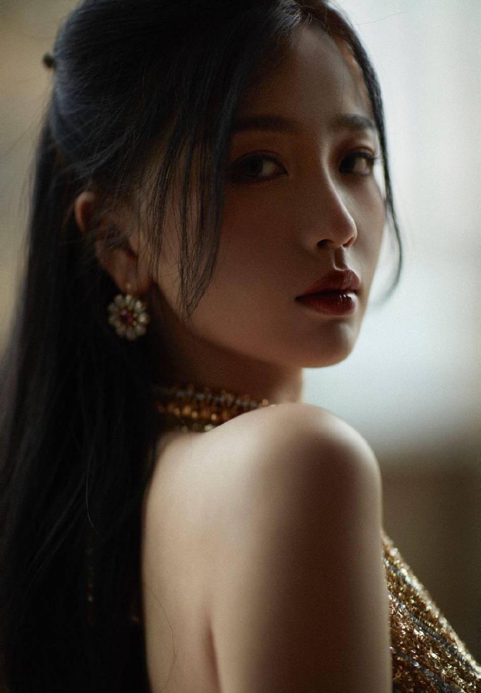 虞书欣穿异域风鎏金刺绣长裙,曼妙身材太撩人,让人目不转睛_镀金_裙子