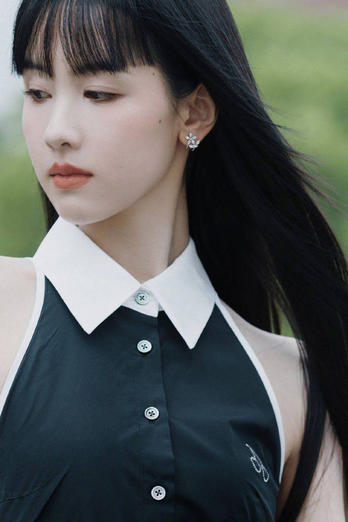 陈都灵齐刘海造型乖巧可爱 露迷人甜笑眼神灵动