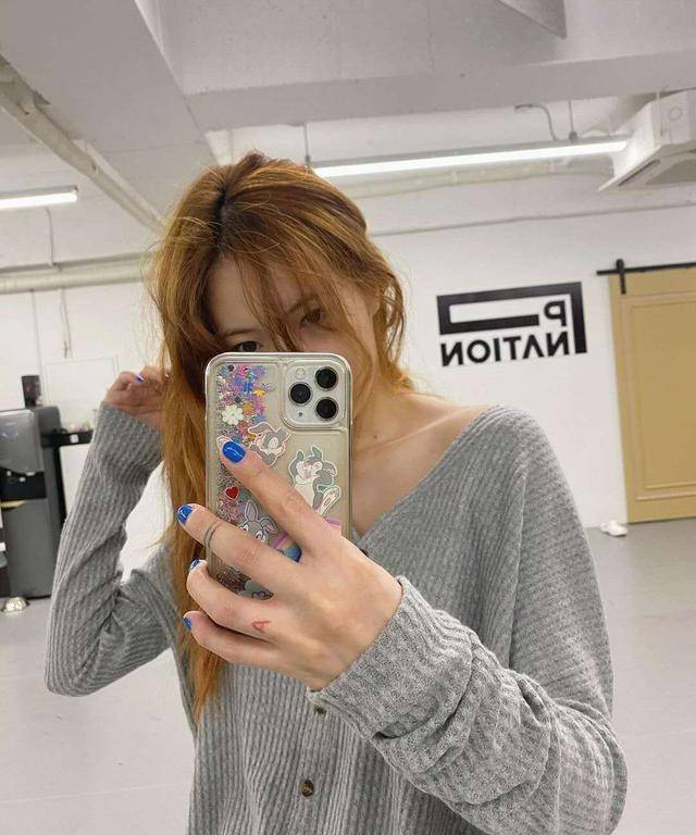 金泫雅深夜晒照不忘摆pose,嘴唇惨白吓到粉丝,难道是生病了?