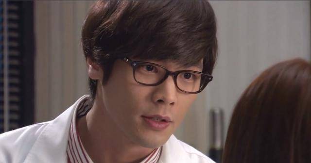 金秀贤新剧惊现重量级客串,由于发胖颜值大跌,却引发观众怀念_高文英