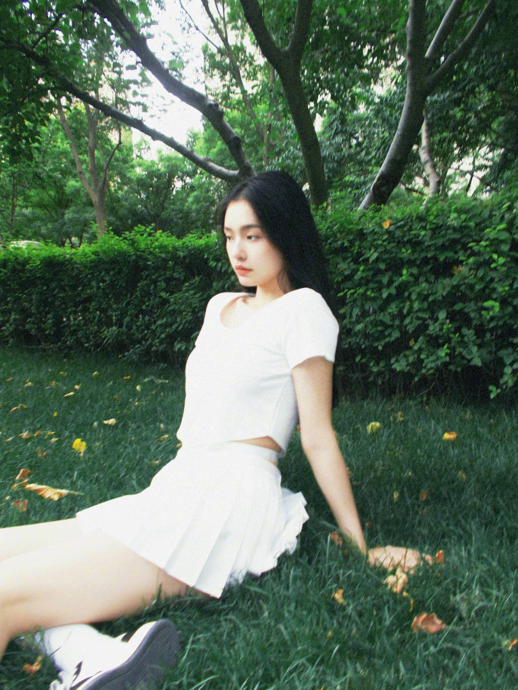 "美人鱼"林允在绿草地上拍写真,明艳动人,洋溢青春气息_照片_白色
