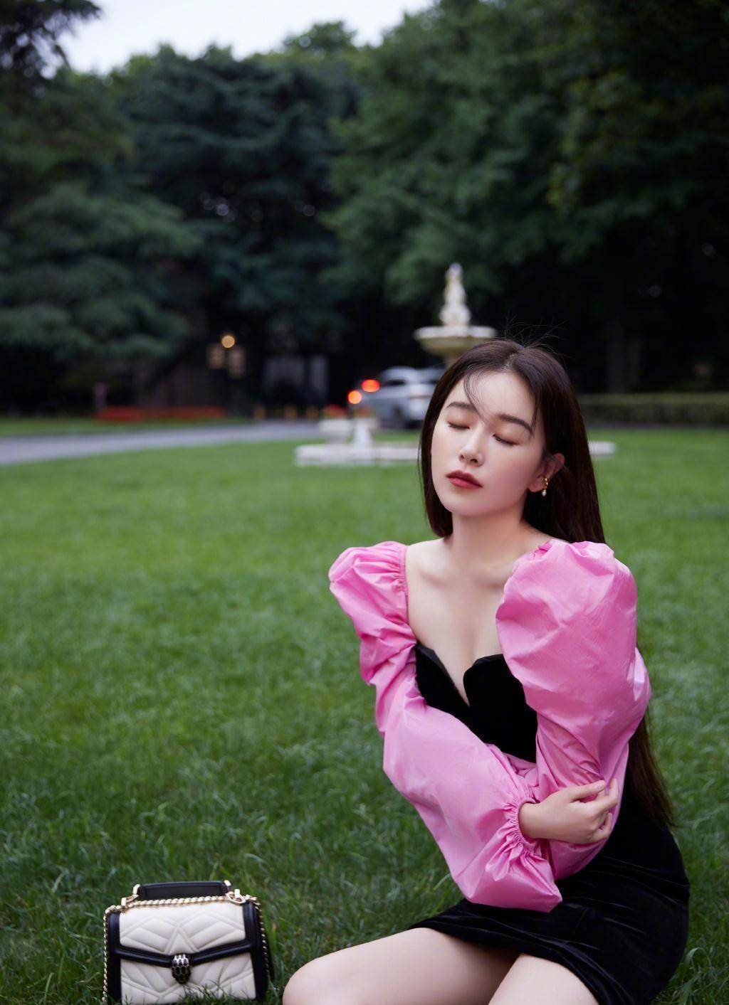 阚清子初秋时尚写真,美女配红裙,氛围感满满_姐姐_角色_方面