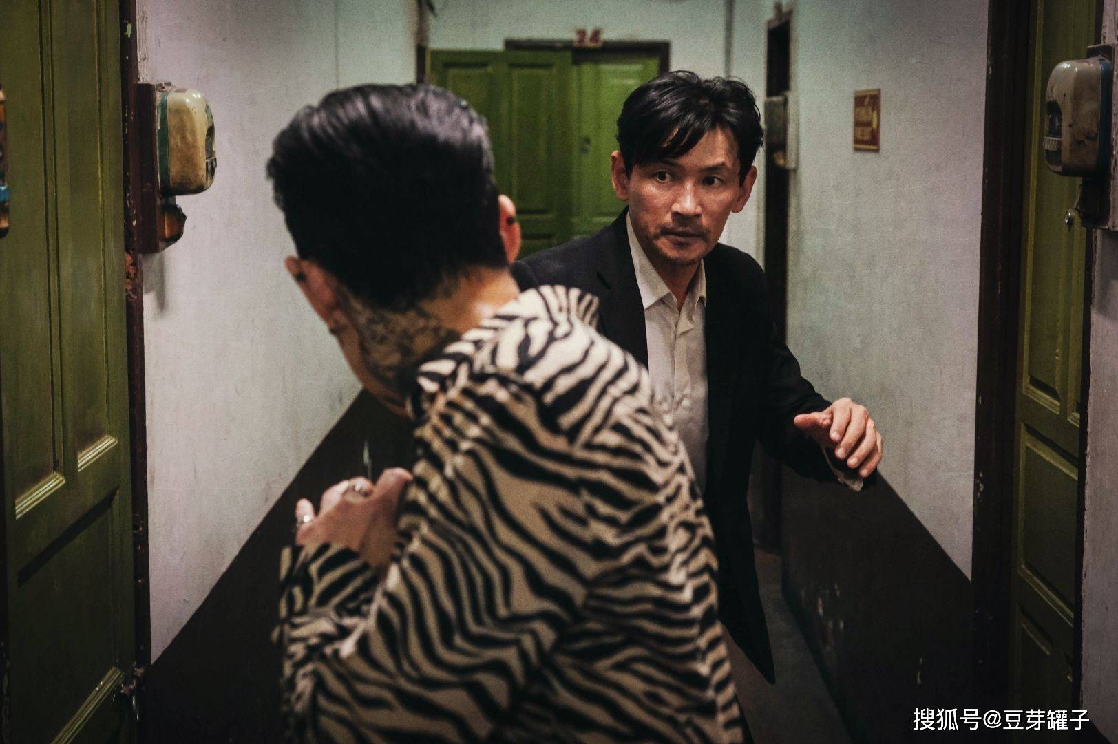《从邪恶中拯救我》:韩国两大影帝大决斗,挑战暴力美学新高度!