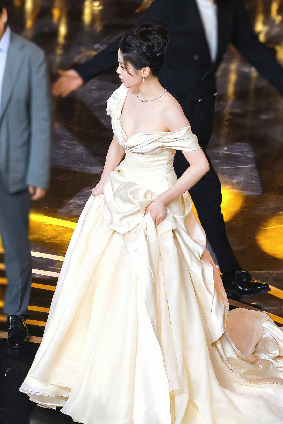 杨超越复古宫廷风造型美艳动人,轻纱抹胸尽显优美曲线!