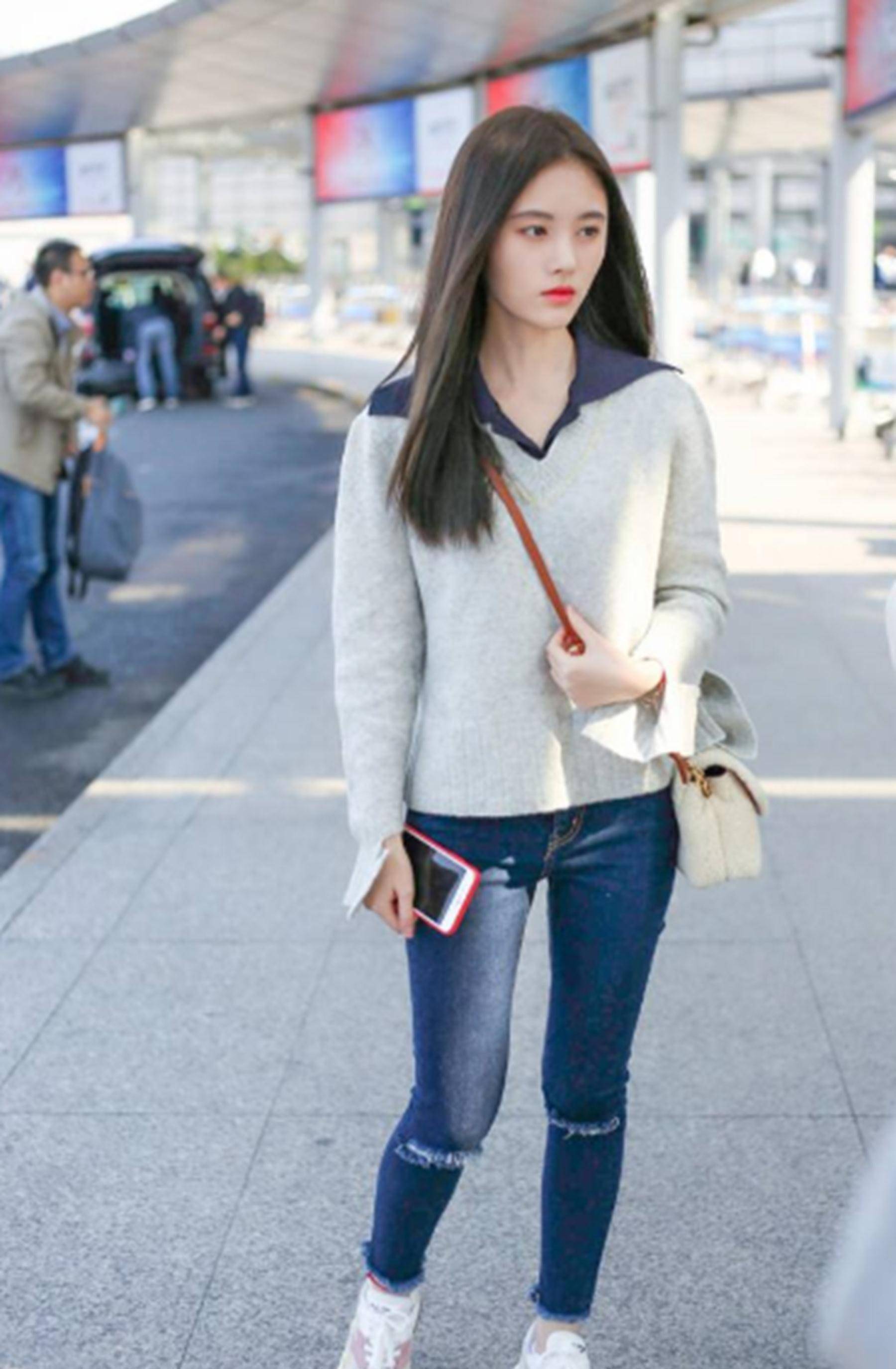 时候的鞠婧祎真的有种一言难尽的感觉,上半身很正常,穿的再厚也不显胖