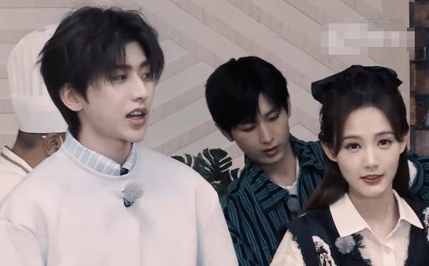 李一桐为了蹭镜头太努力,却无意间惹怒baby,网友:情商太低_蔡徐坤