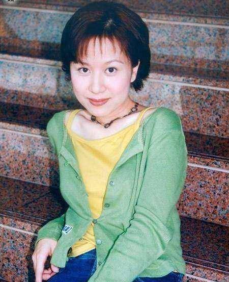 邝文珣首晒三胎女儿正面照,发文有点感伤,老公曾