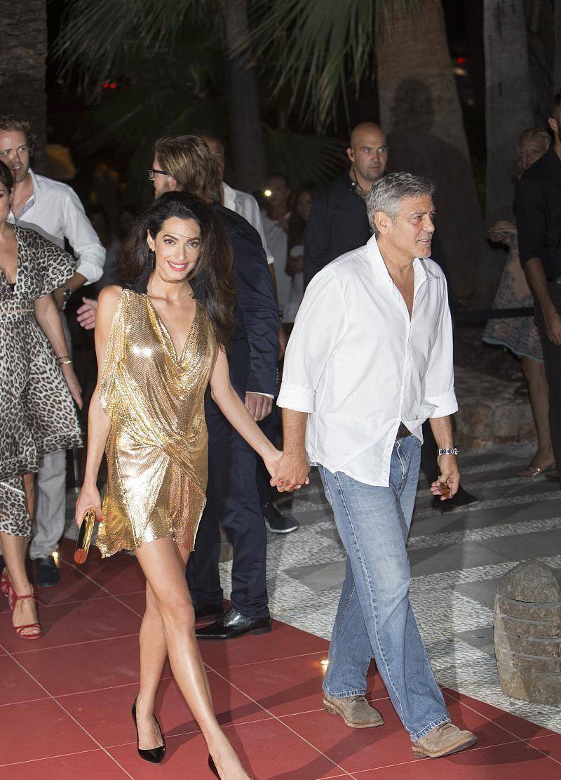 乔治·克鲁尼漂亮老婆人气爆棚,一身金色长裙秀模特身材,魅力十足