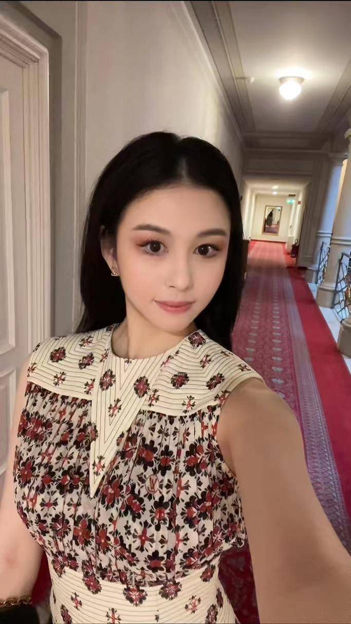 邱淑贞女儿意大利看展,印花长裙掩不住好身材,美貌完美遗传妈妈_沈月