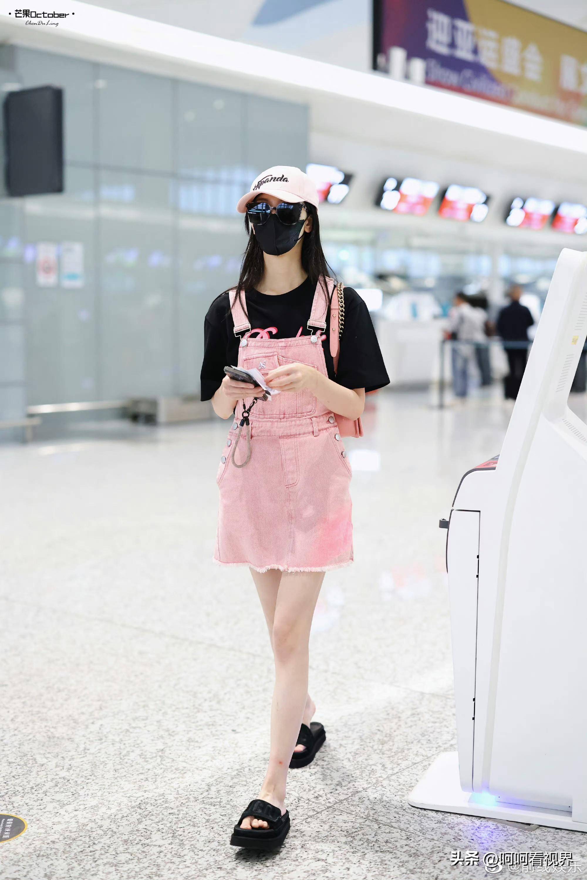 陈都灵节日穿搭,粉色背带裙搭配粉色帽子,清纯甜美_女孩_包包_青春
