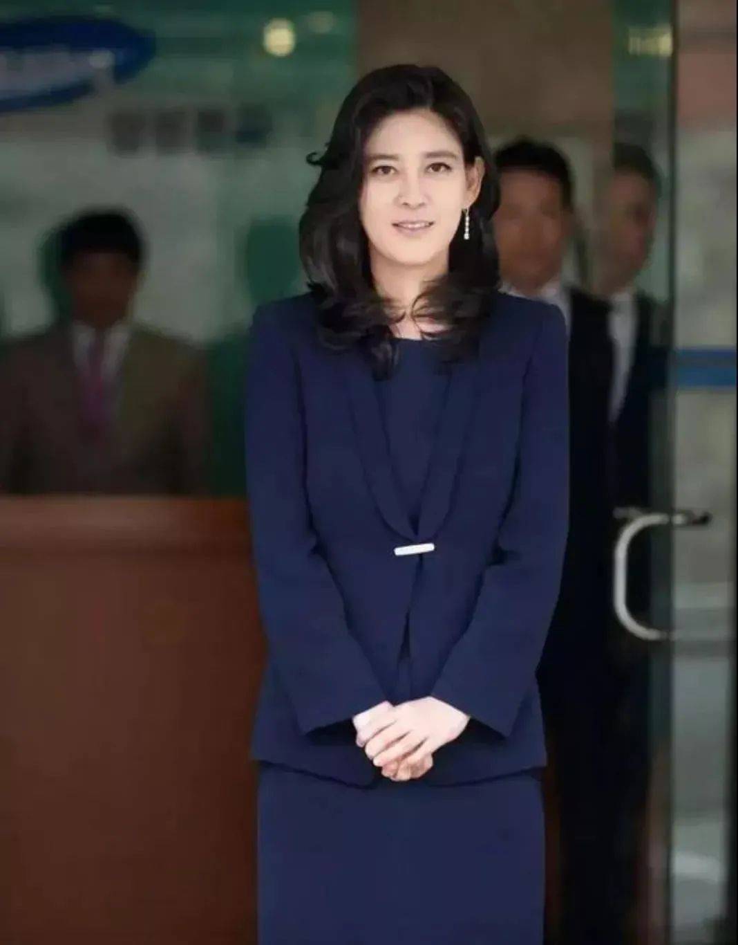 被"三星长公主"惊艳了:头发微卷,穿裙松而不垮,美得高级得体_裙子