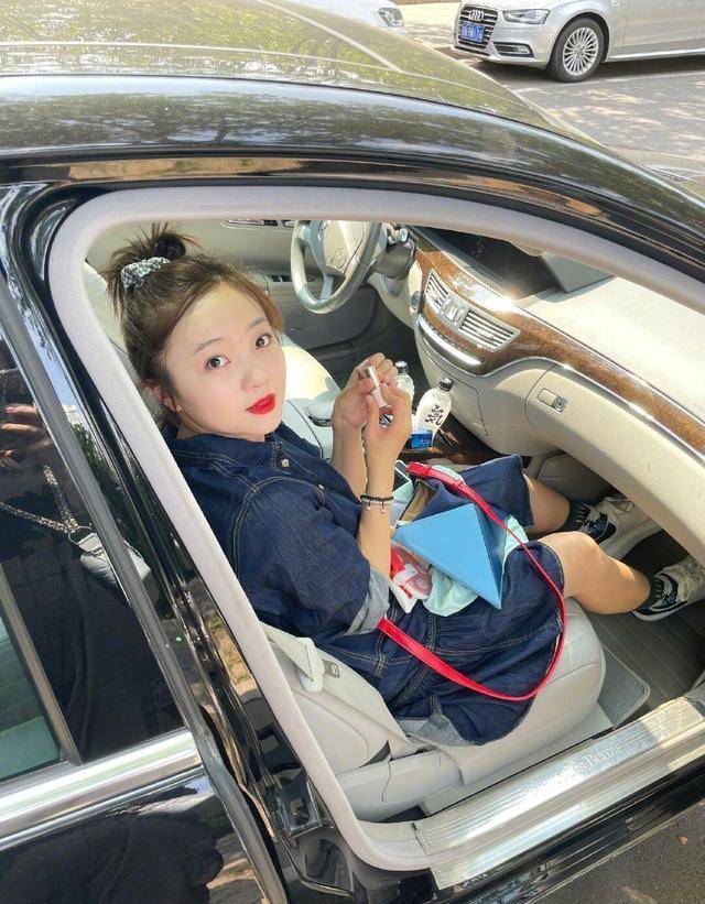 在拍照时,林妙可被三个小男孩围着盆友,足以说明她和同学的相互联系