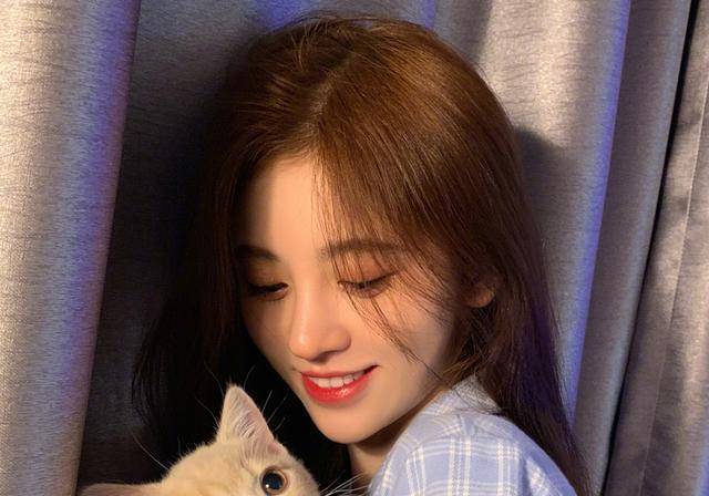 鞠婧祎的二字口头禅火了,还是男生们的最爱,怪不得她男粉不少_生活