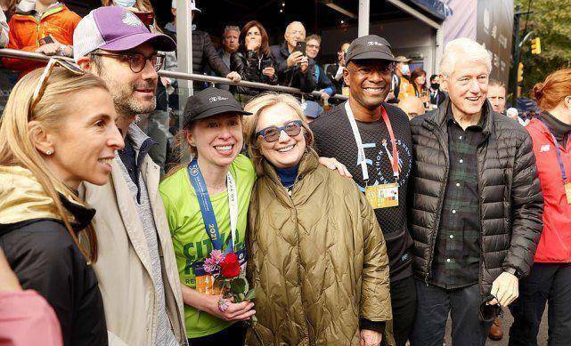 克林顿夫妇久违同框外出约饭朋友,前总统状态好,74岁希拉里独自离开