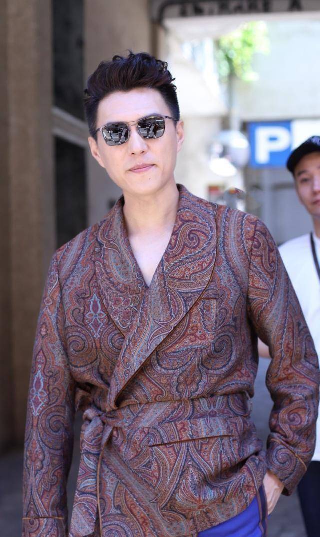 靳东米兰展成熟男人风采,睡衣风西装显儒雅绅士,一点也不老干部_印花