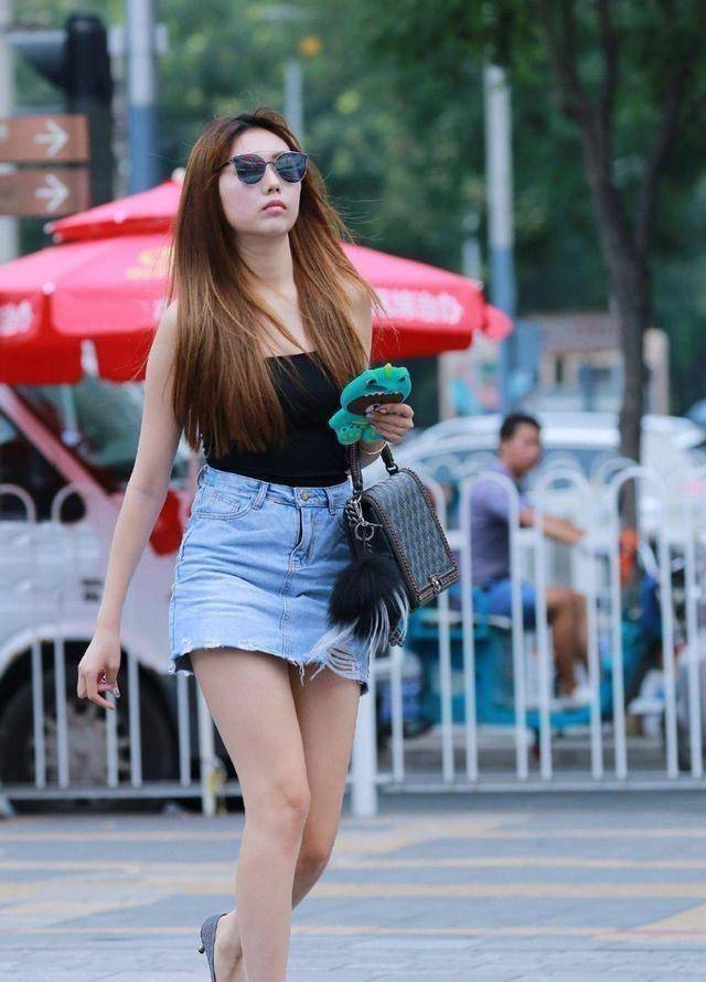 紧身连衣裙 粉色人字拖,温暖又舒适,让街头美女穿出"保暖感"_整体