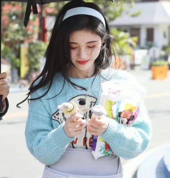 鞠婧祎耳后少块头发引起热议!对她的偏见为什么从来没有消失过?