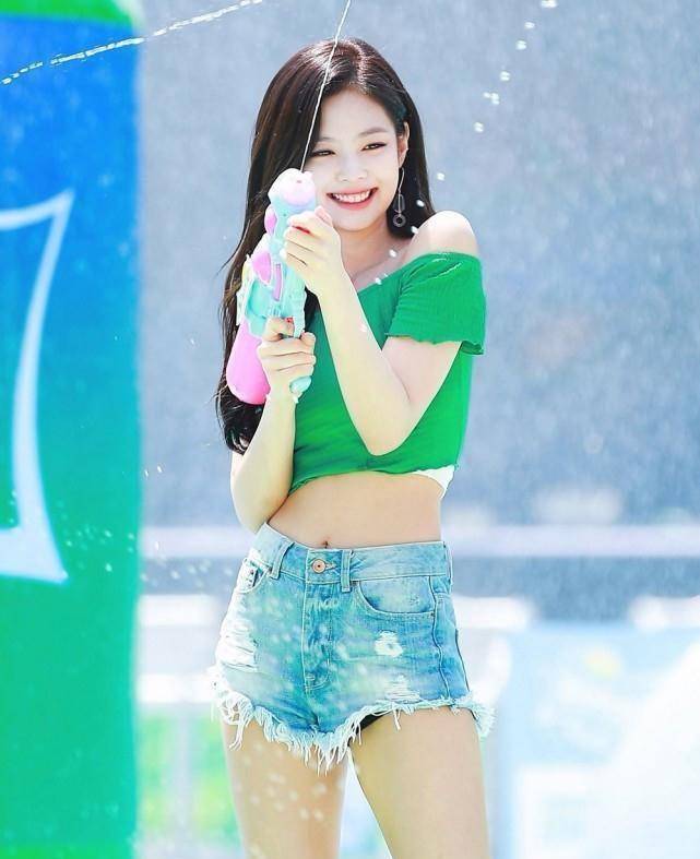 金智妮不愧是"雪碧女孩",露脐衣配牛仔裤时尚养眼