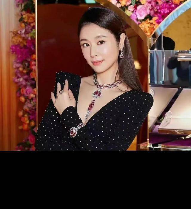 仅相差1岁的林心如和贾静雯同框,只是因为素颜,这差距就出来了_女明星