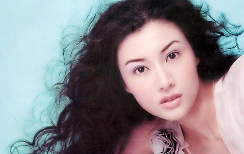 李嘉欣公开爱子打高尔夫球画面,十岁许建彤多才多艺,长得像老爸_孩子