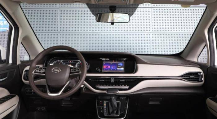 在内饰设计方面,国六传祺gm6保持了家族化的中控设计风格,液晶仪表盘