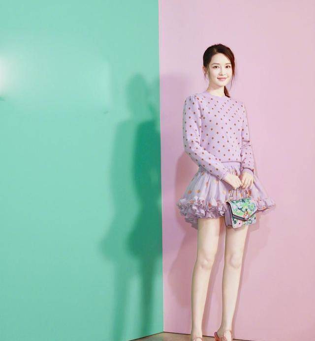 李沁故技重施,长袖配短裙玩出新高度,网友:这高跟穿出拖鞋味道_斑点