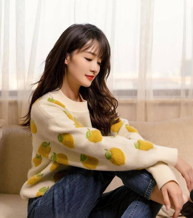 李沁清新糖果色穿搭好美,长发微卷温柔又甜美,俏皮可爱让人爱_牛仔裤