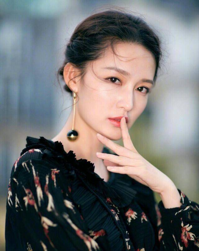 李沁扎双马尾变身小奶沁,蓝色套装阳光又少女,宽腰封暴露小腰精_显得