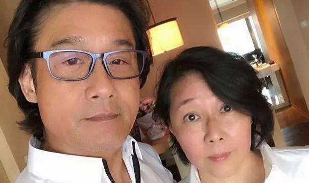 在梁家辉落魄到摆地摊的时候向他伸出了援助之手,梁家辉对江嘉年可以