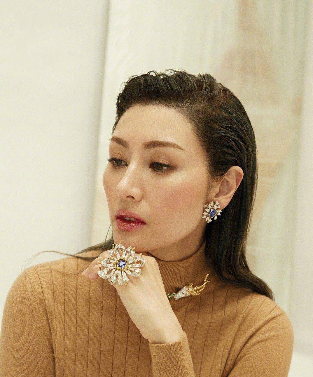 李嘉欣大病初愈容光焕发,无滤镜生图难掩风华,51岁也能照样美丽_状态