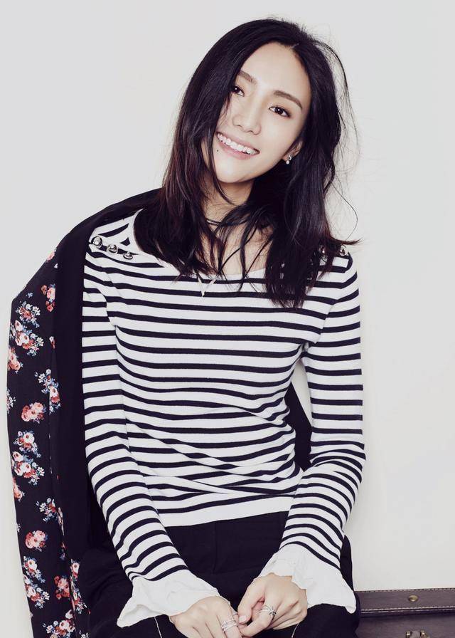 然后王菲以及圈外女友susie,直至现在的这位姑娘,李亚鹏这是是不是有