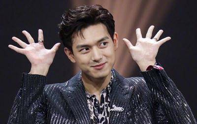 李现领奖台上表演五连拍又帅又可爱,但主持人李艾给他的提示你注_左手