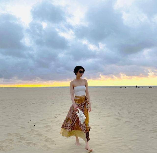 李亚鹏女友晒最新靓照,戴墨镜跷二郎腿,对镜飞吻又欲又撩_susie_李嫣