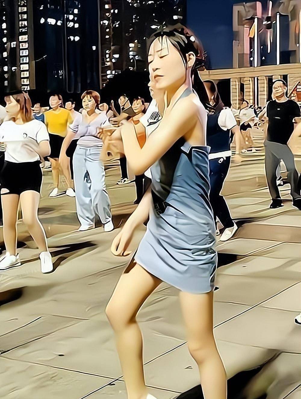 纪实:广东美女穿清凉装跳广场舞,汗水淋湿衣服后,引起网友争议