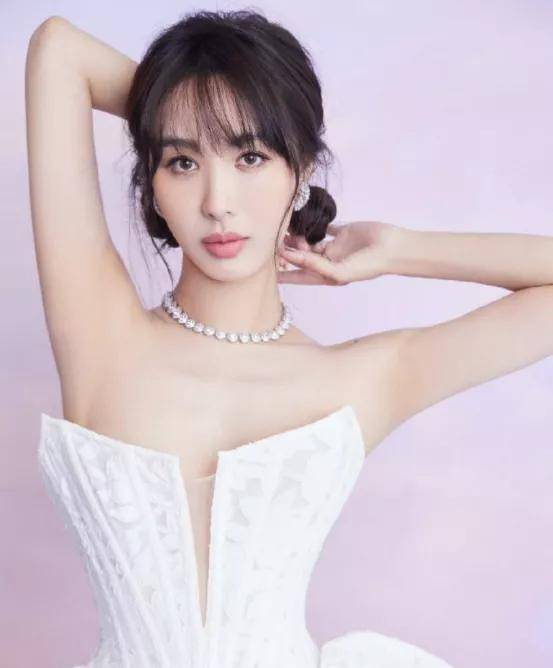 李菲儿前段时间说自己不认识angelababy,引发舆论热议,但李菲儿颜值和