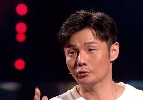 李荣浩晒近照并自黑自己是"丑界救星",明星的才华和长相哪个更重要?