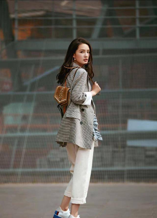 李沁穿西装太惊艳了,化身职场精英干练优雅,大长腿格外抢镜_女生_白色