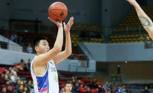 cba二轮秀"山东邓肯"栾晓君是cuba中知名的内线硬汉