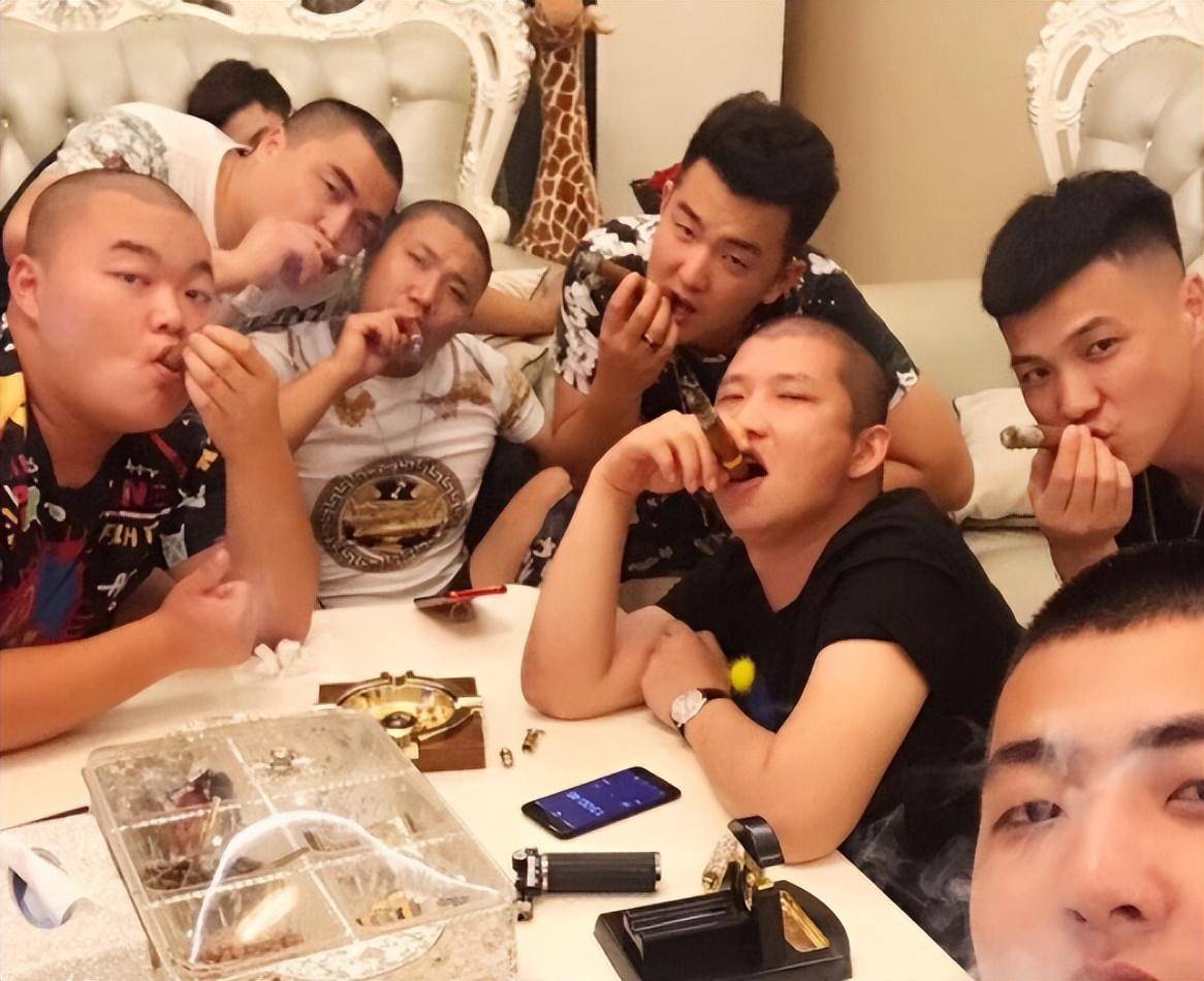 网红二驴为讨好平台,批评散打哥,小伊伊跳槽,嘲讽辛巴骂官方!