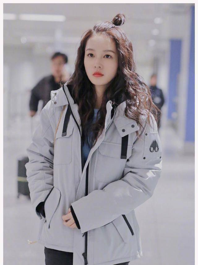 李沁把橙色上衣穿火了,搭高腰裤秀小蛮腰,一头波浪卷美腻了_黑色_卫衣