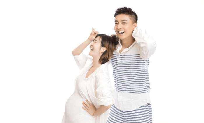 李晟李佳航这对小夫妻早早就晒出李晟的大肚写真,照片中两个人卖萌耍