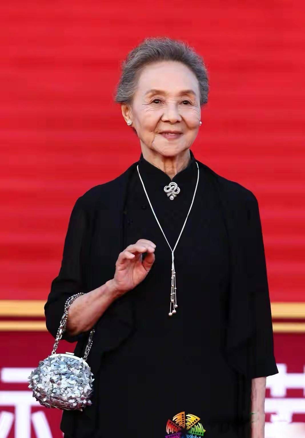 84岁吴彦姝真会打扮,穿黑色旗袍走红毯,耄耋之年拎小包好有品位_女性